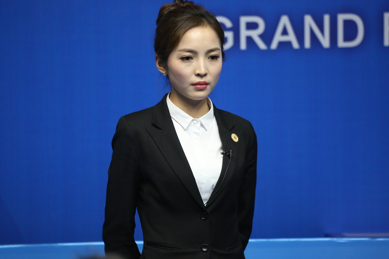今日图集：美女台球裁判王钟瑶