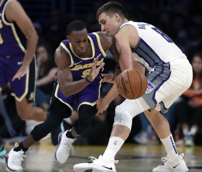 NBA常规赛，湖人以99-97险胜国王
