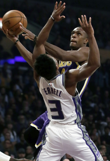 NBA常规赛，湖人以99-97险胜国王