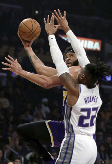 NBA常规赛，湖人以99-97险胜国王