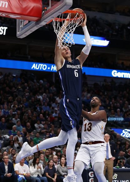 NBA常规赛，独行侠143比101战胜骑士