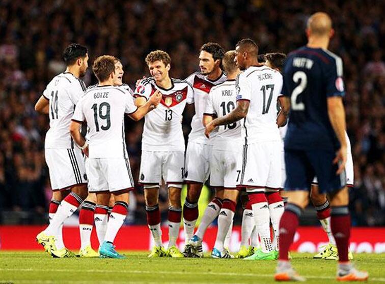 德国球队2012欧洲杯赛事中底线防守失衡问题严重