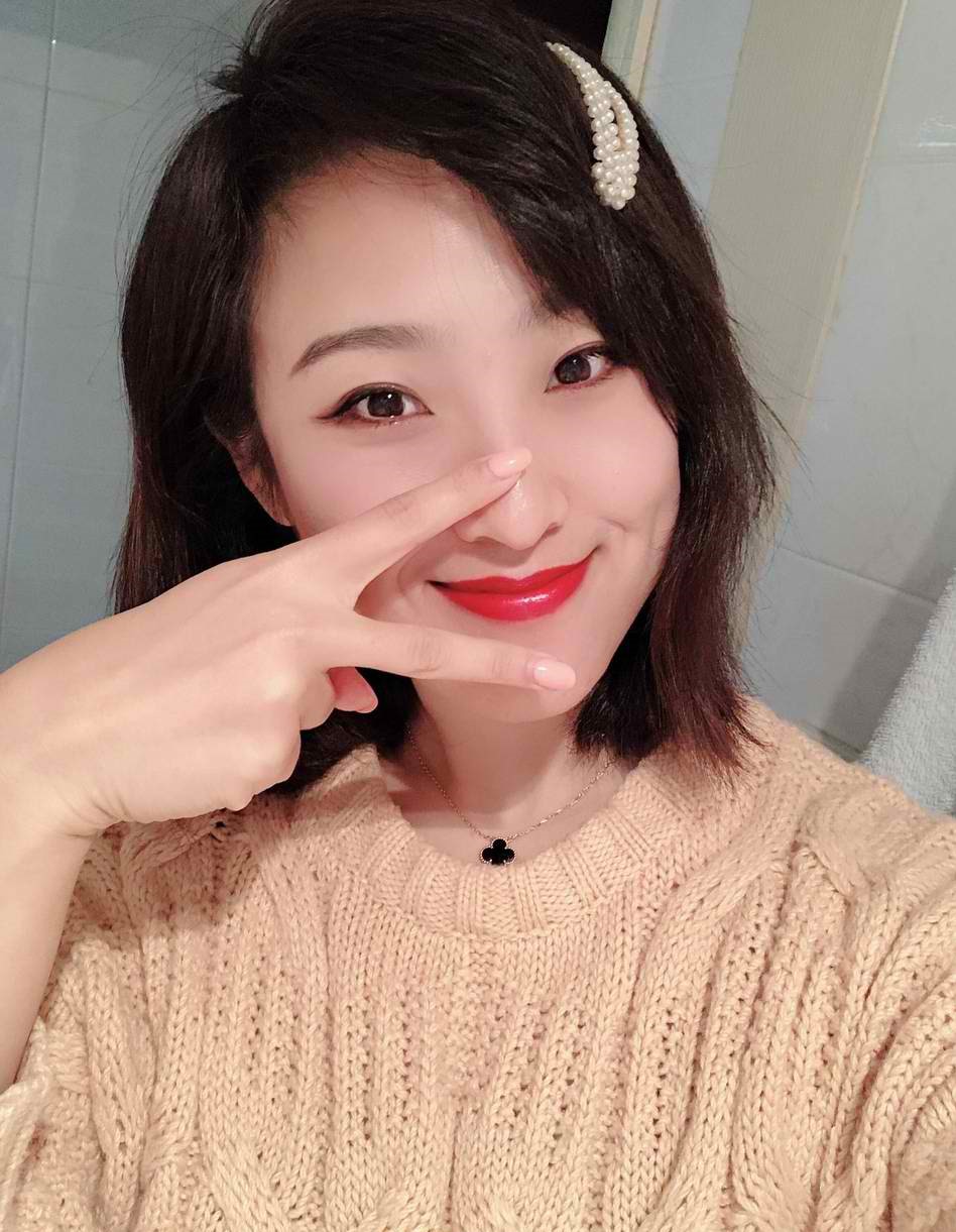 篮球宝贝孙峥自拍 清纯与妩媚并存的女神