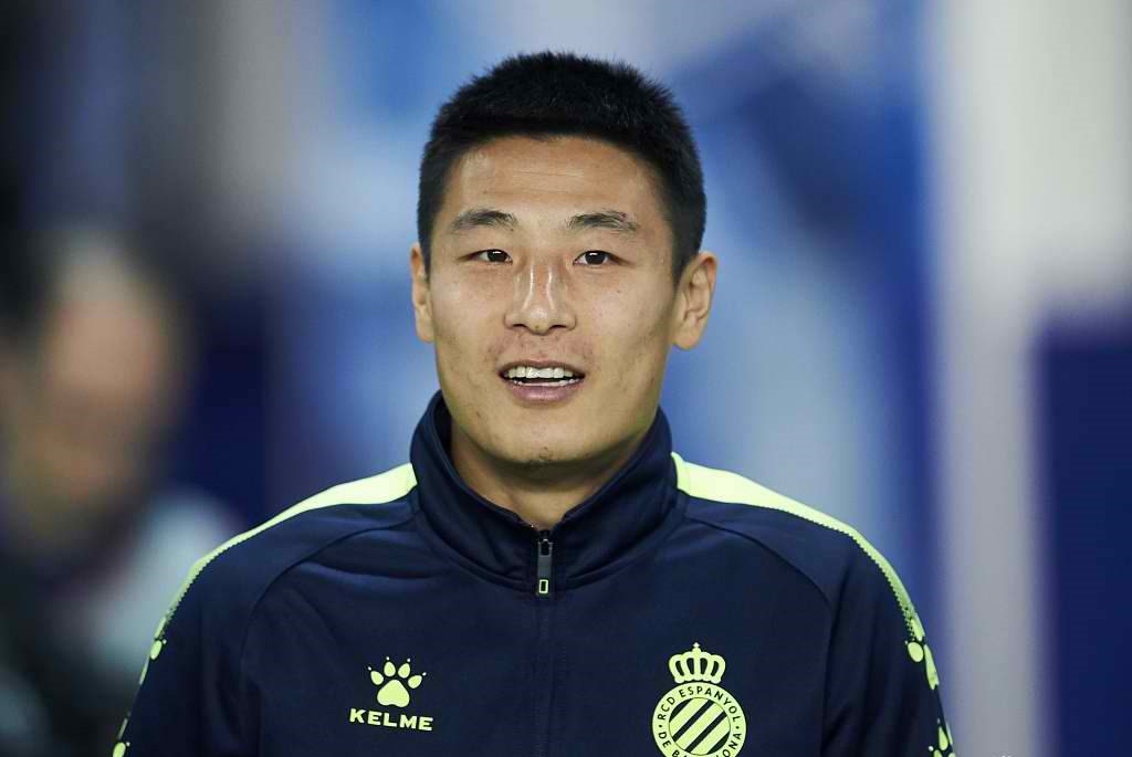 武磊居家陪伴子女做蛋糕 预计5月初归队恢复训练
