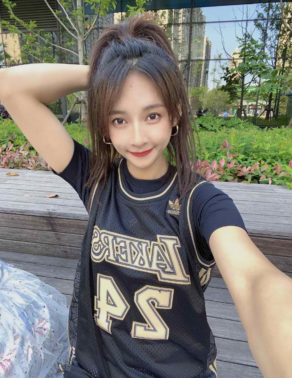 篮球女神石一童生日为粉丝献上自拍美照