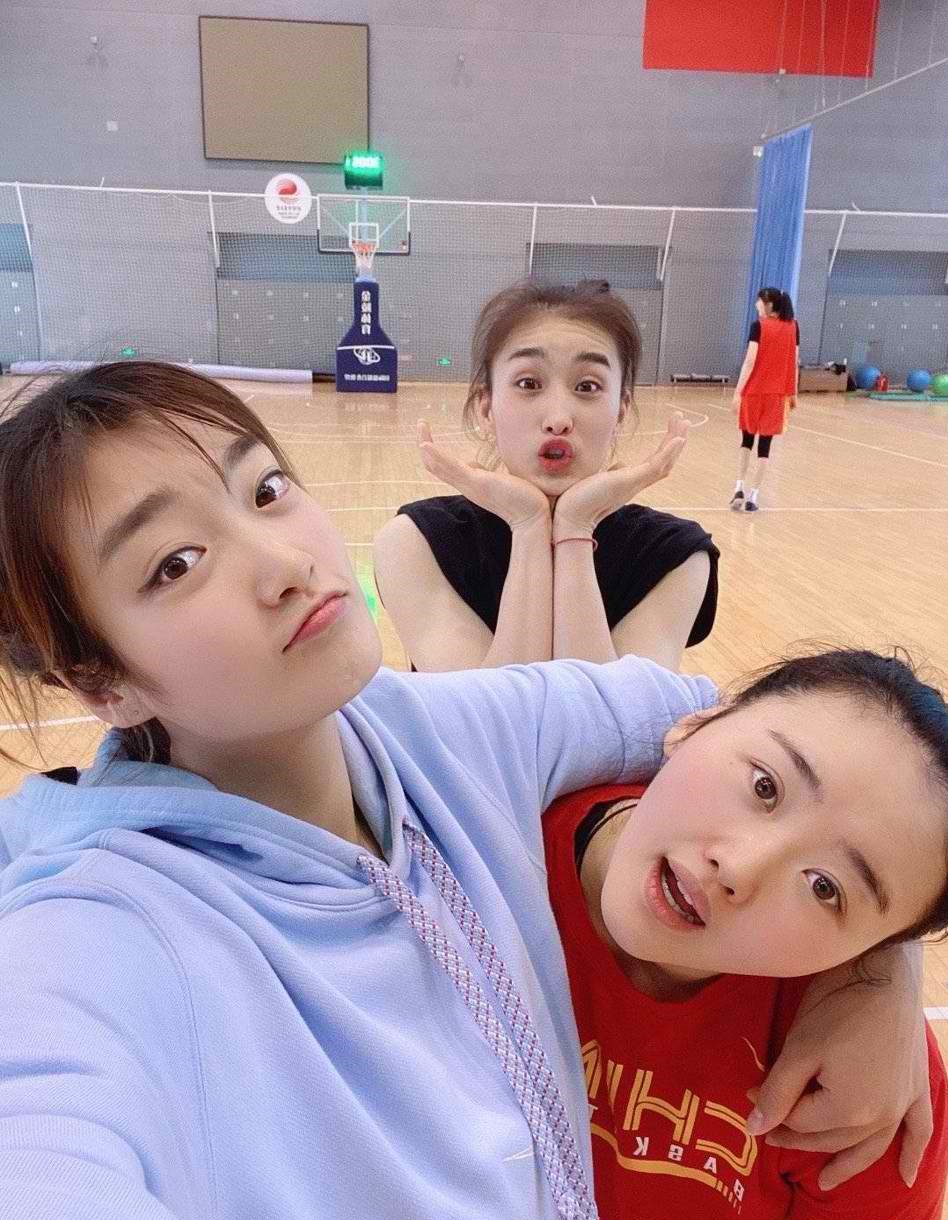 女篮集训结束 李梦晒出球队留念合照
