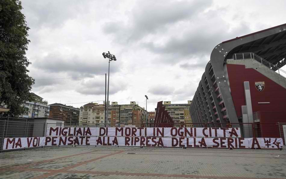 疫情下的意大利：都灵球迷打标语反对联赛重启