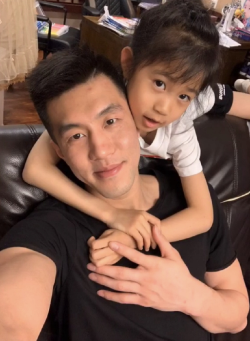暖男郭艾伦与郭士强小闺女甜蜜合照