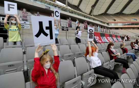 韩K联赛比赛看台“充气娃娃”球迷