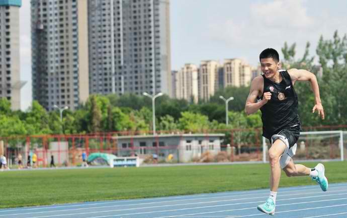 备战CBA联赛：山西男篮主帅王非率领队员在田径场体能训练