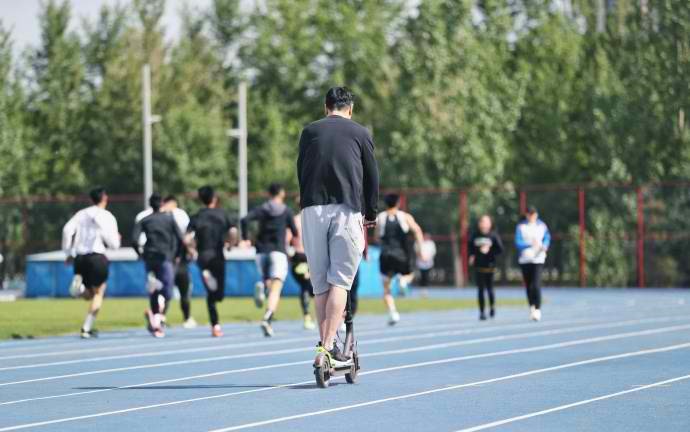 备战CBA联赛：山西男篮主帅王非率领队员在田径场体能训练