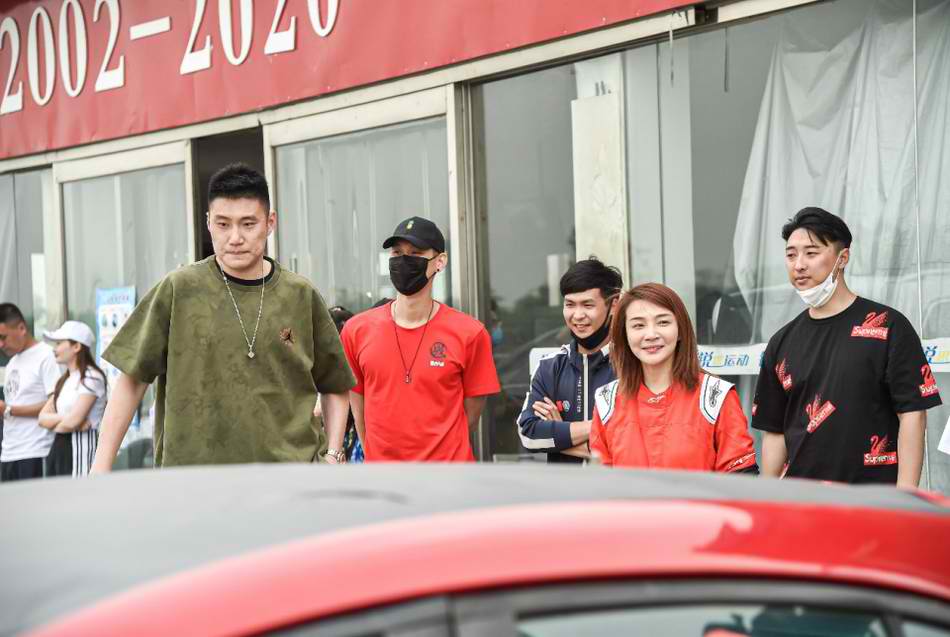 林书豪体验赛车乐趣，与美女车手合影留念！