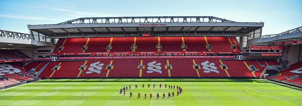 利物浦全员单膝跪地声援黑人詹姆斯转发：YNWA
