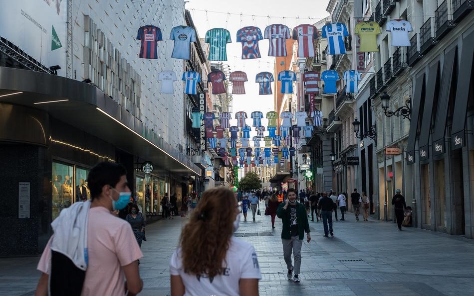 马德里街头：悬挂西甲球队球衣！