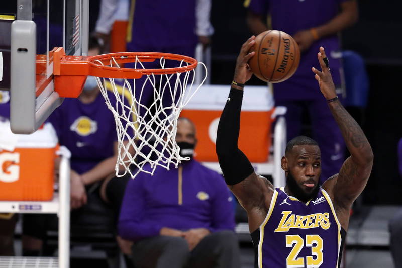 湖人主场击败鹈鹕收5连胜、独居联盟榜首 今日NBA战绩