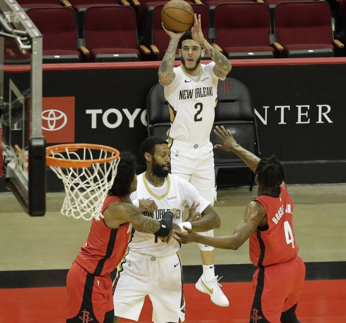 今日鹈鹕至火箭主场踢馆，「球哥」波尔（Lonzo Ball）在本场比赛轰进生涯最多的8颗三分球、拿下全场最高27分，助队以122：115击败火箭。 先前因臀部受伤缺阵7场的波尔，在首节即有亮眼表现，4次的三分球尝试全进，本场比赛上场将近37分钟，18投8中，全部皆为三分进球，攻下全场最高27分，并外带有9助攻，不过他在第四节1分30秒脚抽筋，将球传出后立即坐下，随后离场接受治疗。 本场比赛双方在第四节前段打得胶着，于5分26秒战成104：104平手，而后鹈鹕靠着伊沃度（Wes Iwundu）、马歇尔（Naji Marshall）、W.赫南高梅兹（Willy Hernangomez）合力拉分，在2分48秒取得113：107领先，虽双方比分差距并不大，但鹈鹕仍一路到终场皆保持领先，布雷德索（Eric Bledsoe）也把握罚球机会，终场鹈鹕以122：115击败火箭。 鹈鹕先发得分全数上双，波尔为首，布雷德索次高19分，J.强森（James Johnson）18分7篮板，亚当斯（Steven Adams）12分另带11篮板，海伊斯（ Jaxson Hayes）11分7篮板。替补W.赫南高梅兹15分12篮板，马歇尔12分。 火箭方面，欧利尼克（Kelly Olynyk）以板凳出发拿下26分8篮板，塔特（Jae'Sean Tate）19分，伍德（Christian Wood）15分12篮板，布朗（Sterling Brown）12分，波特（Kevin Porter Jr.）12分。