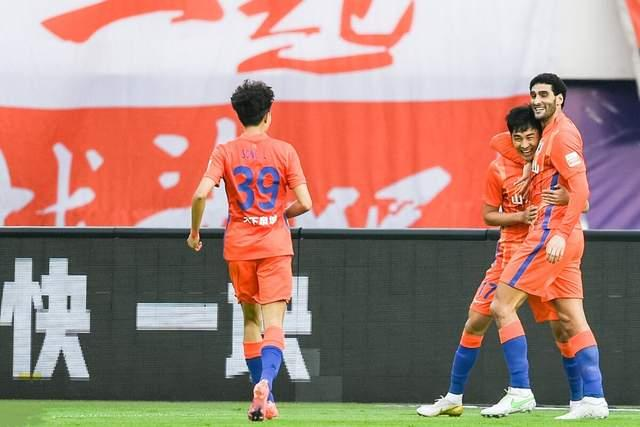 山东泰山对阵青岛队开场8分钟，2-0！吴兴涵表现优秀