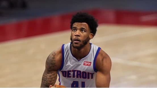 NBA常规赛经典回顾：萨迪克-贝30分12篮板活塞客场击败凯尔特人