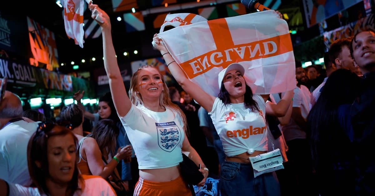英意梦幻决赛?英格兰球迷庆祝球队打入决赛