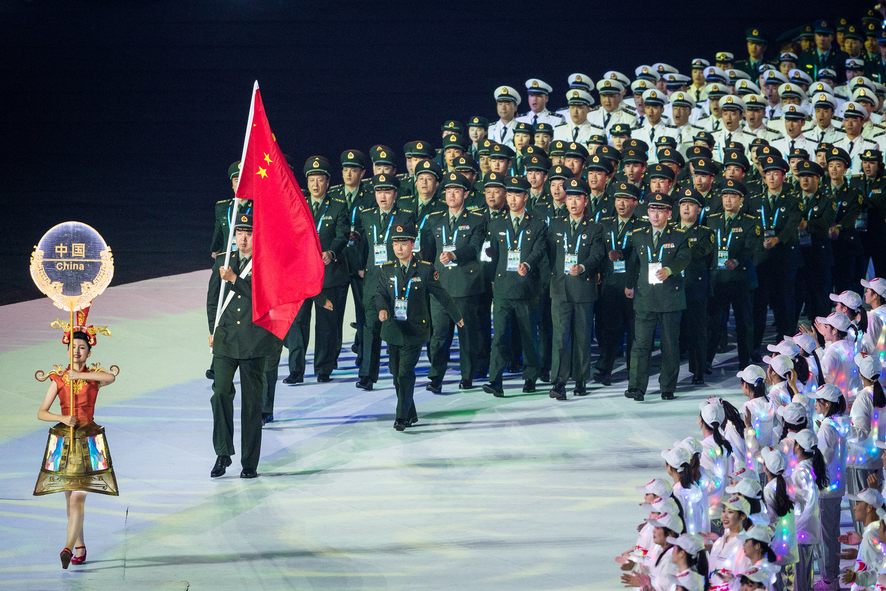 今日图集：武汉军运会——旗手王治郅