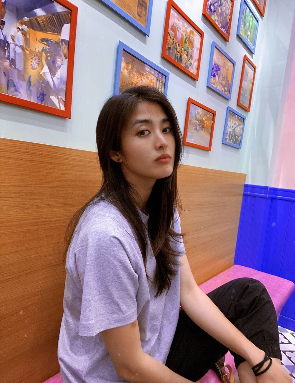 女足门将赵丽娜微博分享了一组自拍甜照