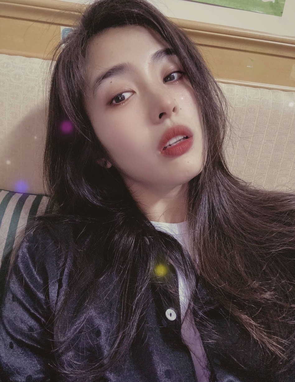 女足门将赵丽娜微博分享了一组自拍甜照