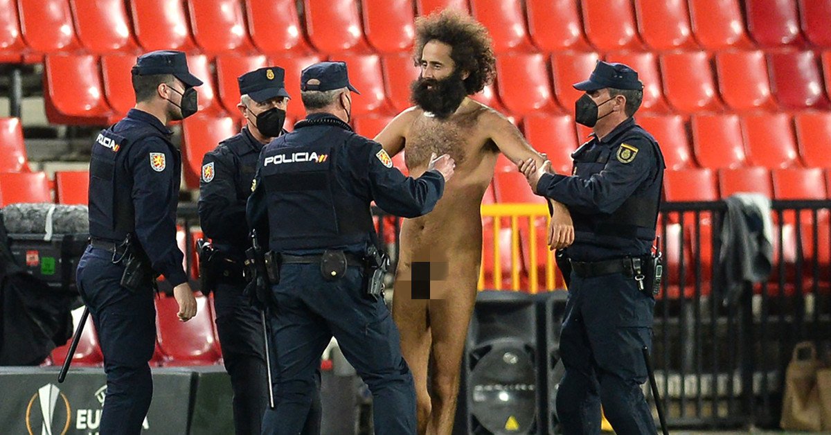 欧联杯本该是空场比赛 却有裸奔者闹场