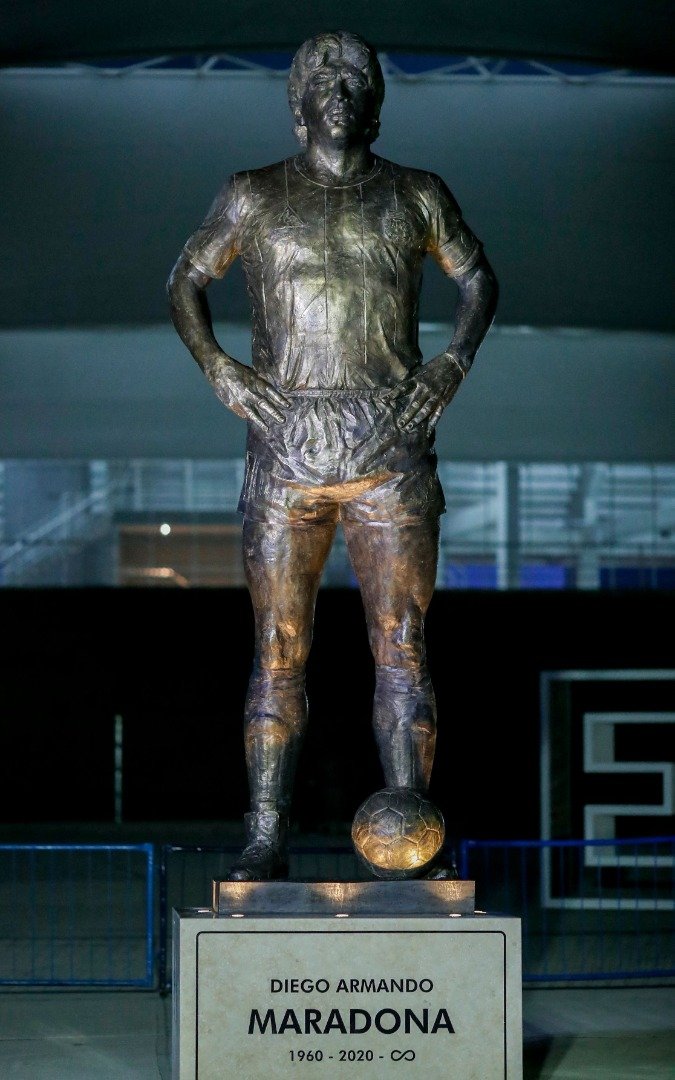 国际友谊赛：雕像致敬马拉多纳 球在他的神奇左脚