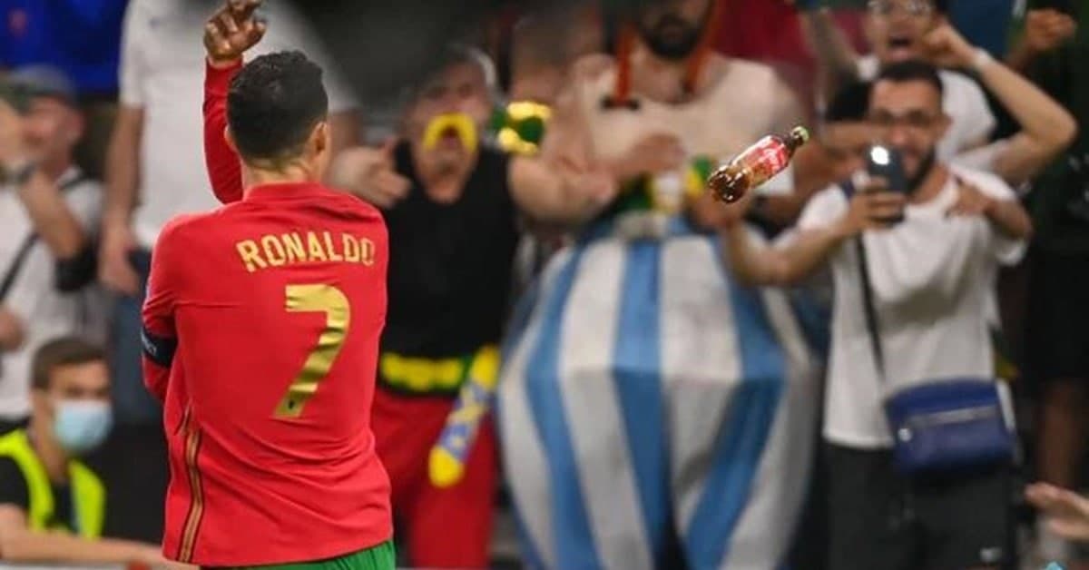 2020欧洲杯：与可乐没完了？ 球迷扔水瓶砸中C罗