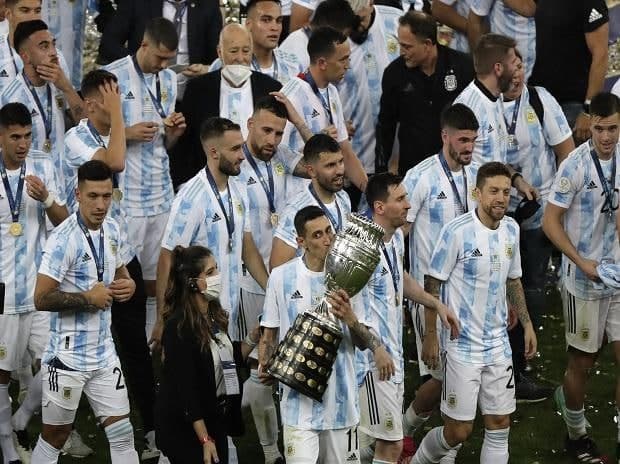随着梅西的阿根廷举起美洲杯奖杯，两次长期干旱结束